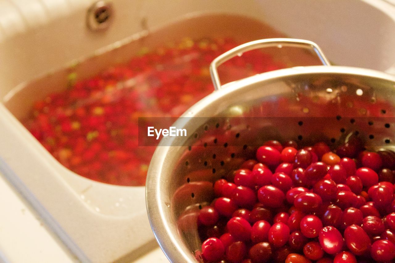 CLOSE-UP OF RASPBERRIES IN BOWL ON PLATE