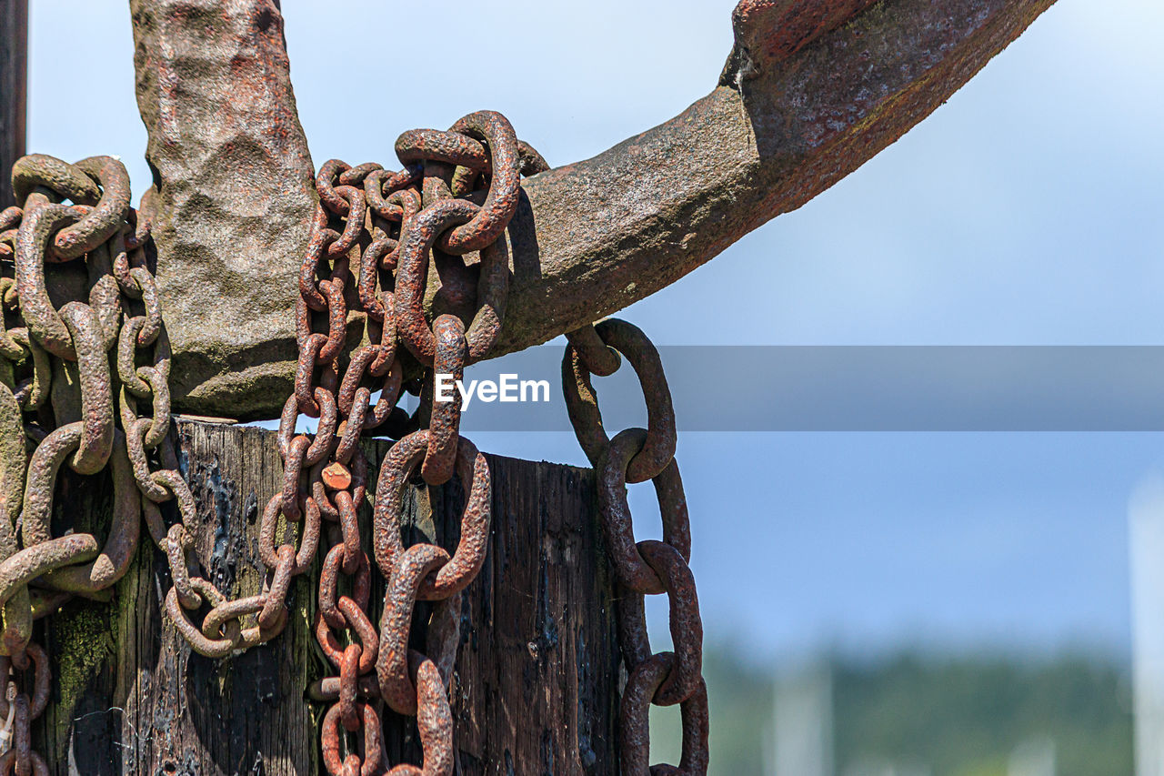 LOW ANGLE VIEW OF RUSTY CHAIN