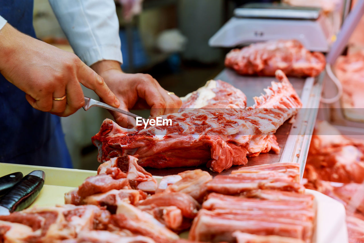 MIDSECTION OF MAN HAVING FOOD