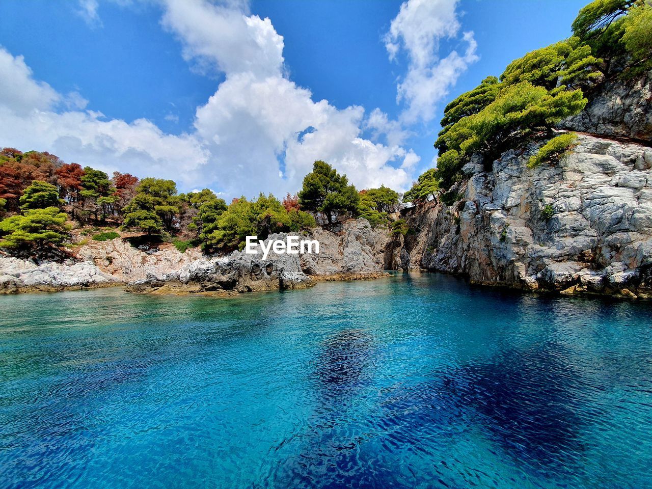 SCENIC VIEW OF SEA AGAINST ROCKS