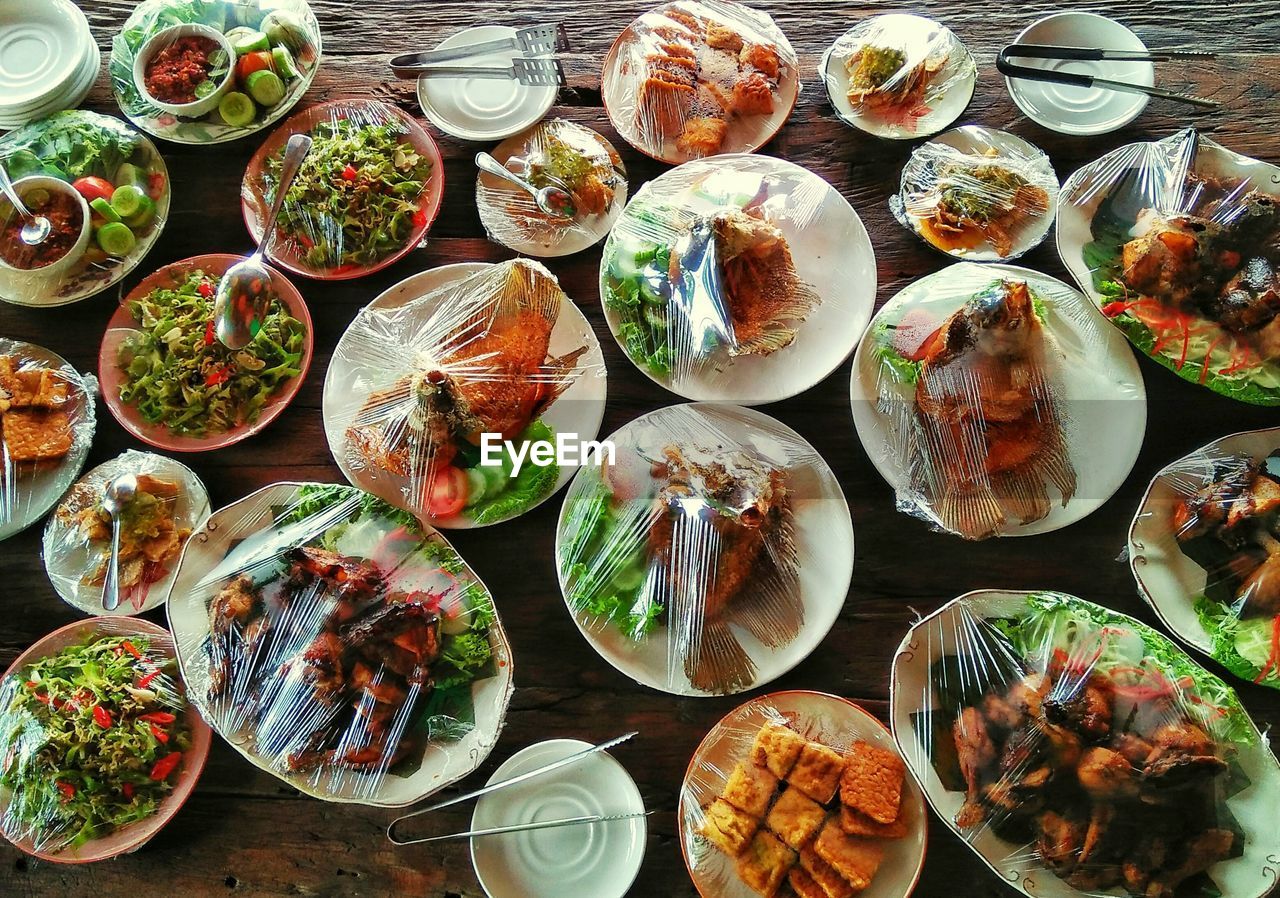 HIGH ANGLE VIEW OF VARIOUS FOOD IN PLATE ON TABLE