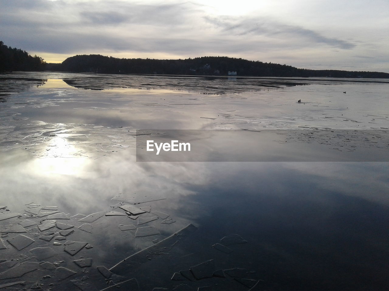 SCENIC VIEW OF LAKE AGAINST SKY DURING WINTER