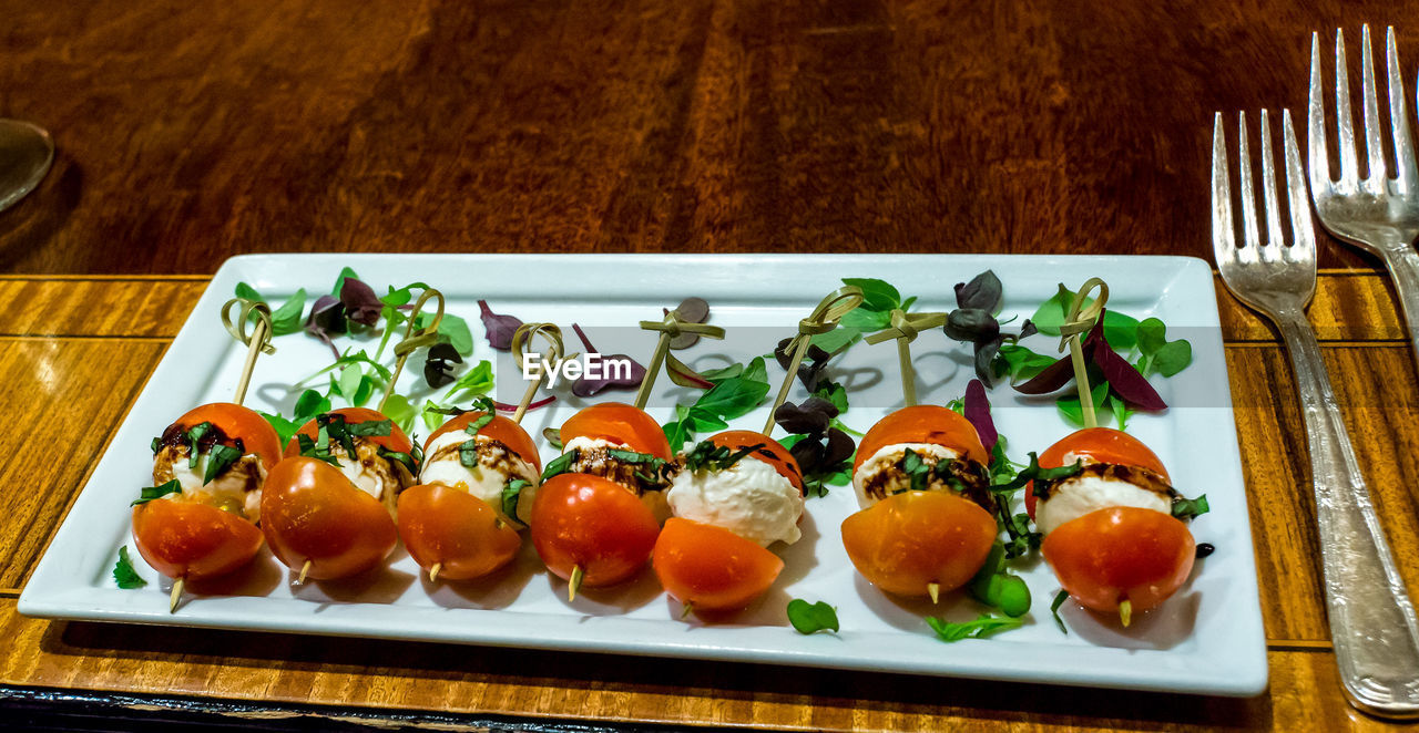 HIGH ANGLE VIEW OF FRUITS ON PLATE