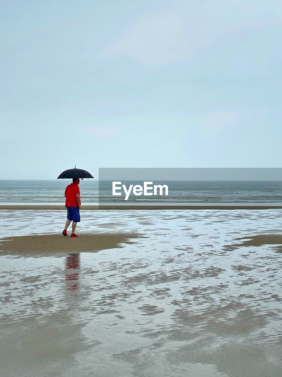 FULL LENGTH REAR VIEW OF MAN ON BEACH