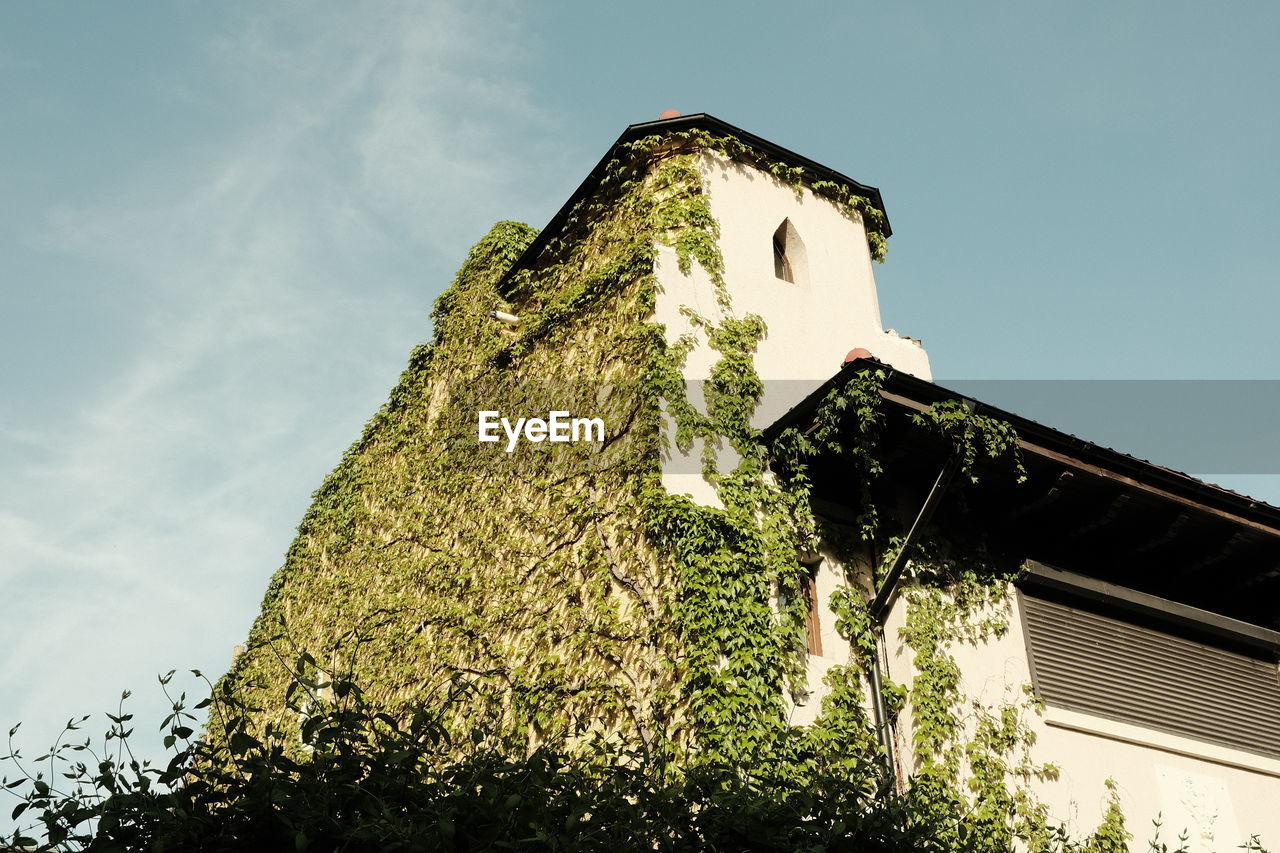 LOW ANGLE VIEW OF OLD HOUSE AGAINST SKY