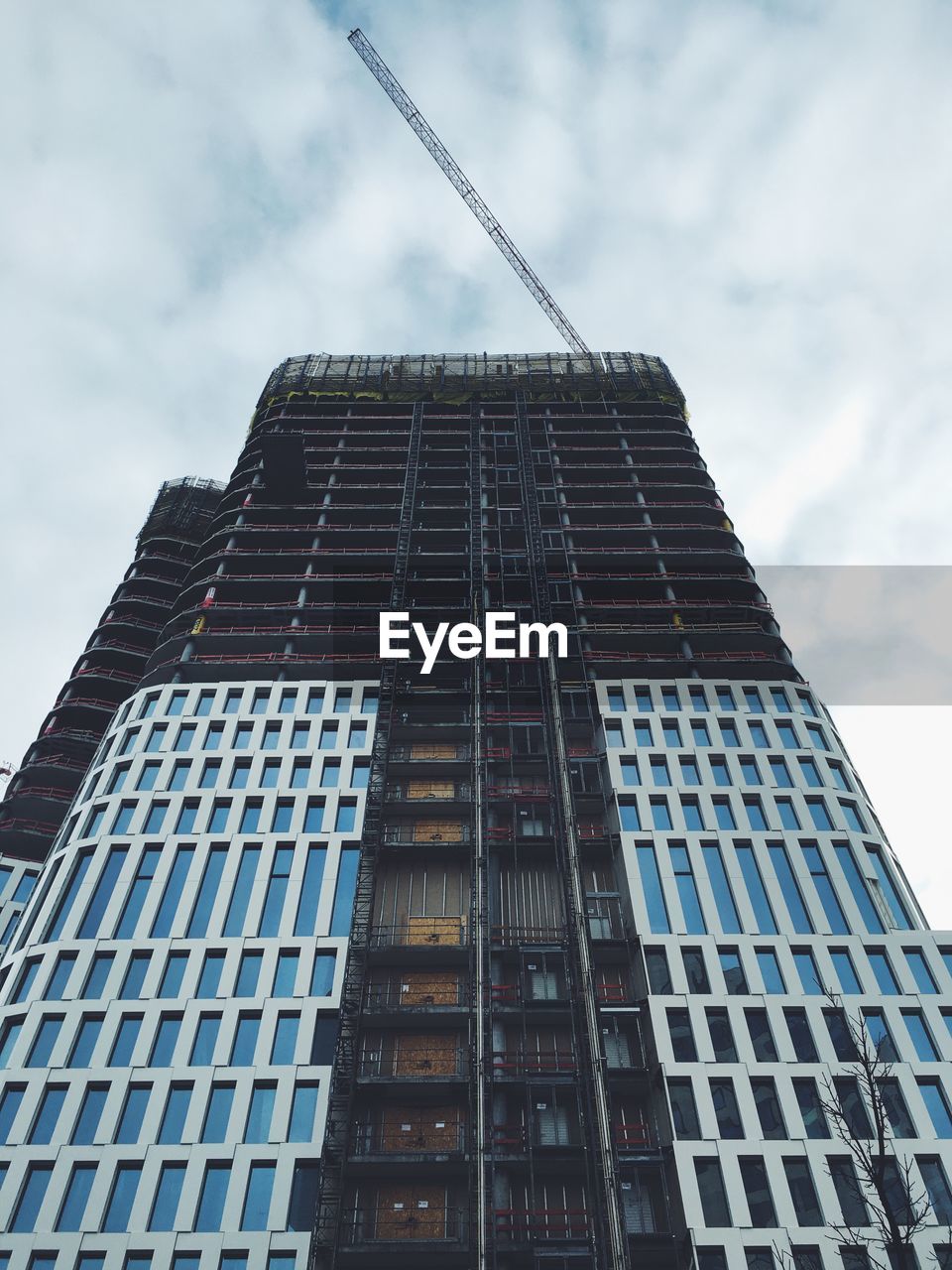 LOW ANGLE VIEW OF MODERN BUILDING AGAINST SKY