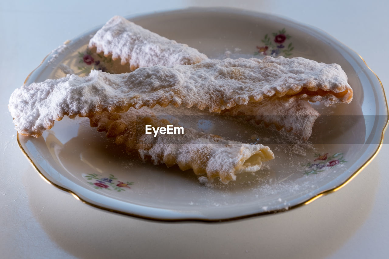 HIGH ANGLE VIEW OF CAKE IN PLATE