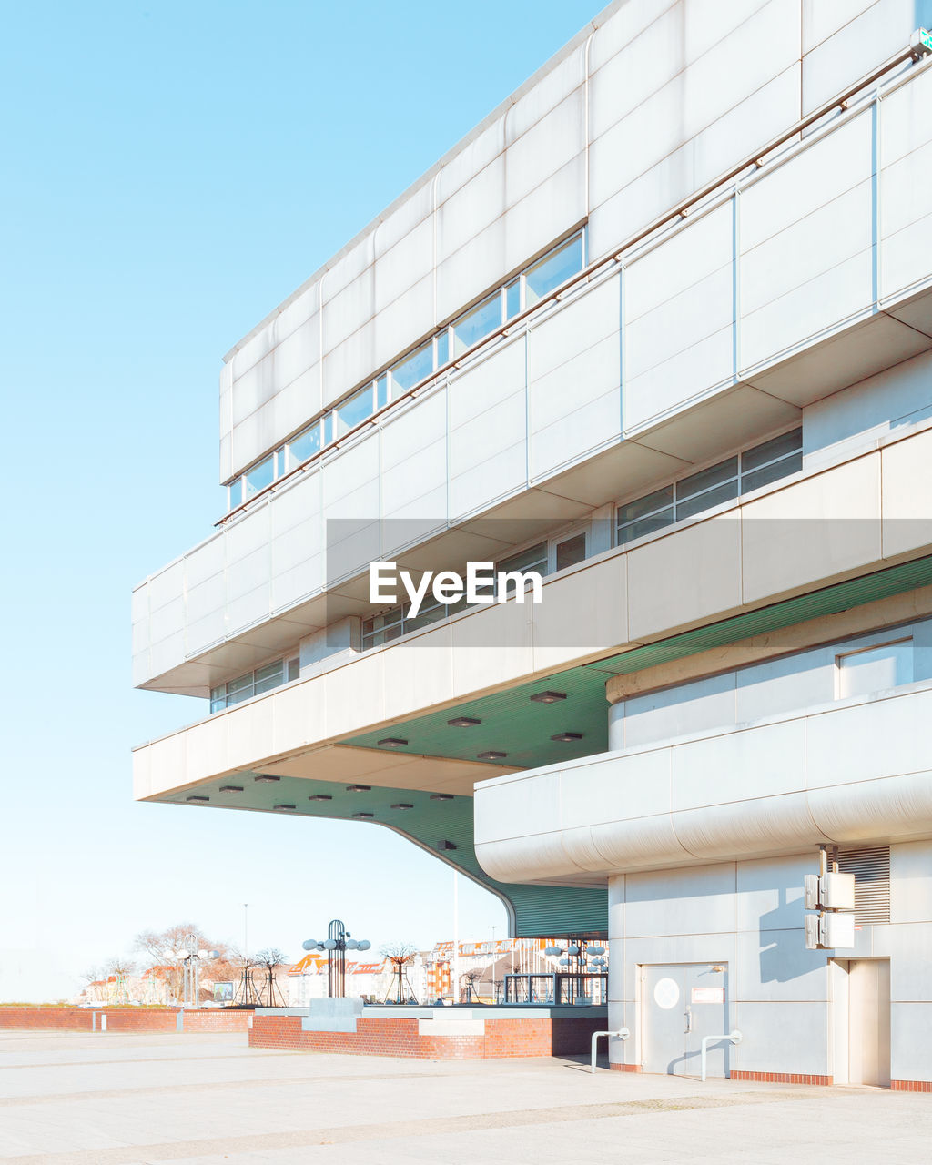 LOW ANGLE VIEW OF MODERN BUILDINGS AGAINST CLEAR SKY