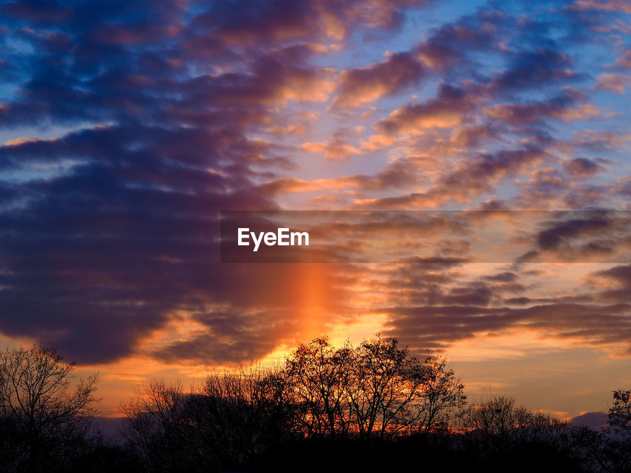 LOW ANGLE VIEW OF DRAMATIC SKY