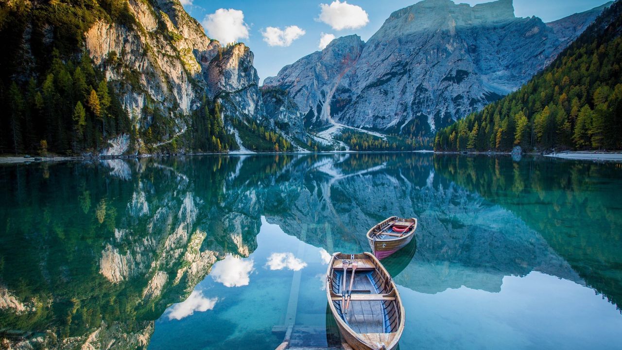 BOAT IN LAKE AGAINST MOUNTAIN RANGE