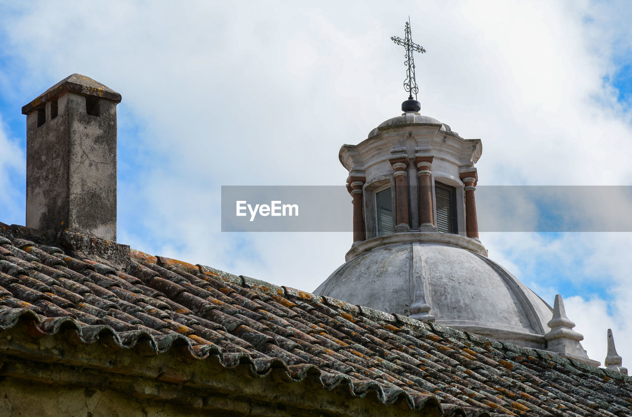 LOW ANGLE VIEW OF OLD BUILDING AGAINST SKY