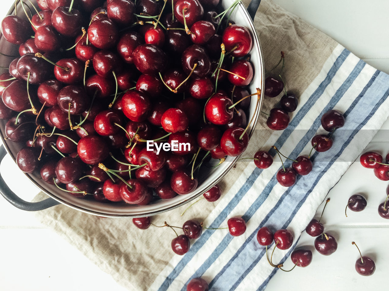 HIGH ANGLE VIEW OF CHERRIES IN BOWL