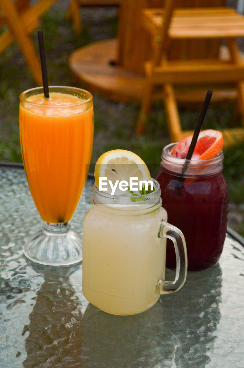 CLOSE-UP OF DRINK ON GLASS