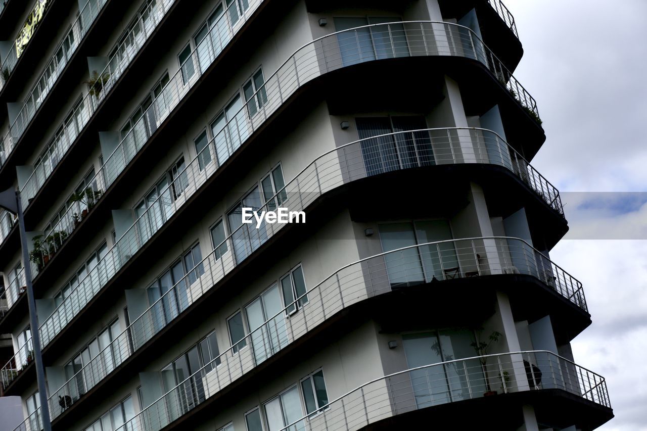 LOW ANGLE VIEW OF MODERN BUILDING AGAINST SKY