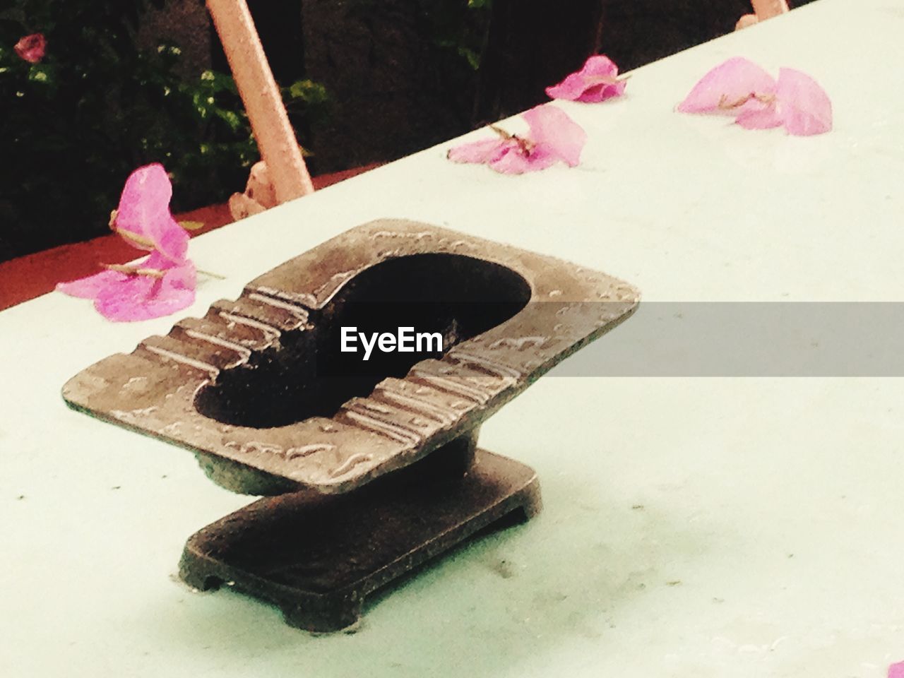 CLOSE-UP OF FOOD ON TABLE