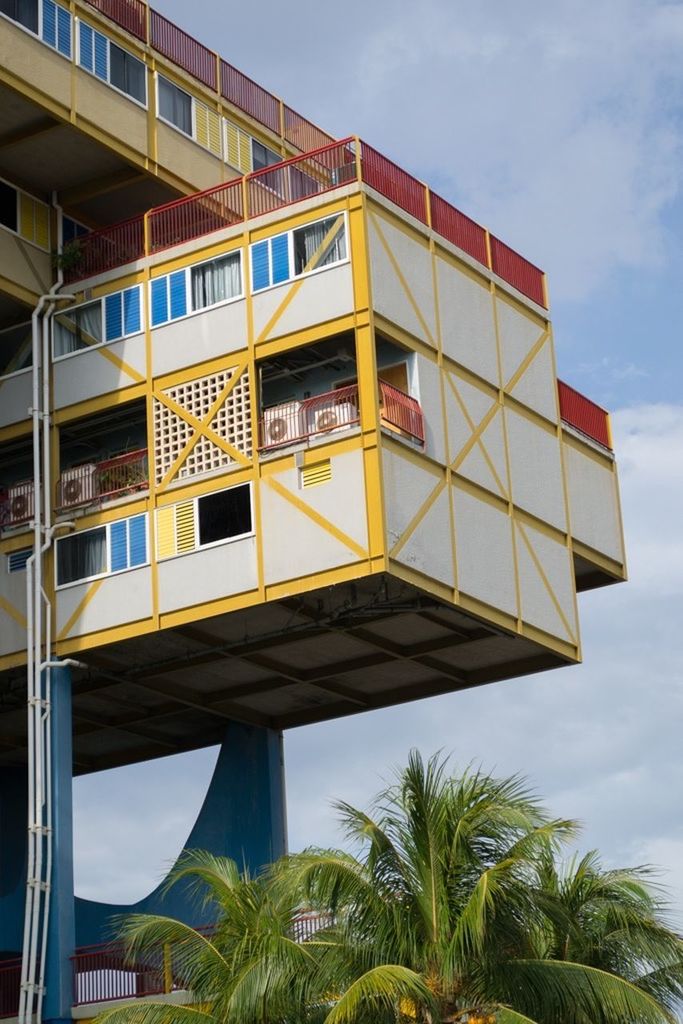 LOW ANGLE VIEW OF BUILT STRUCTURE AGAINST SKY