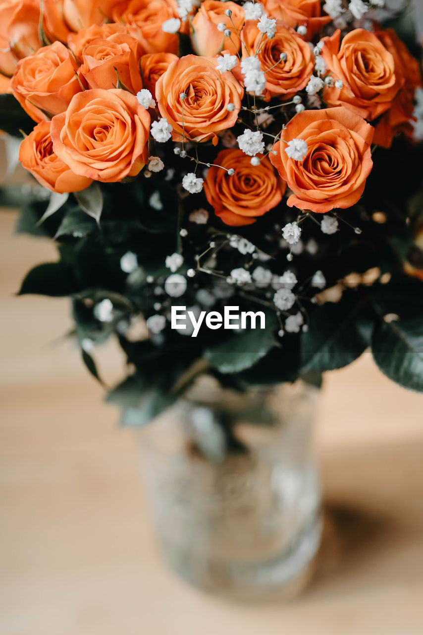 HIGH ANGLE VIEW OF ROSE BOUQUET ON WHITE ROSES