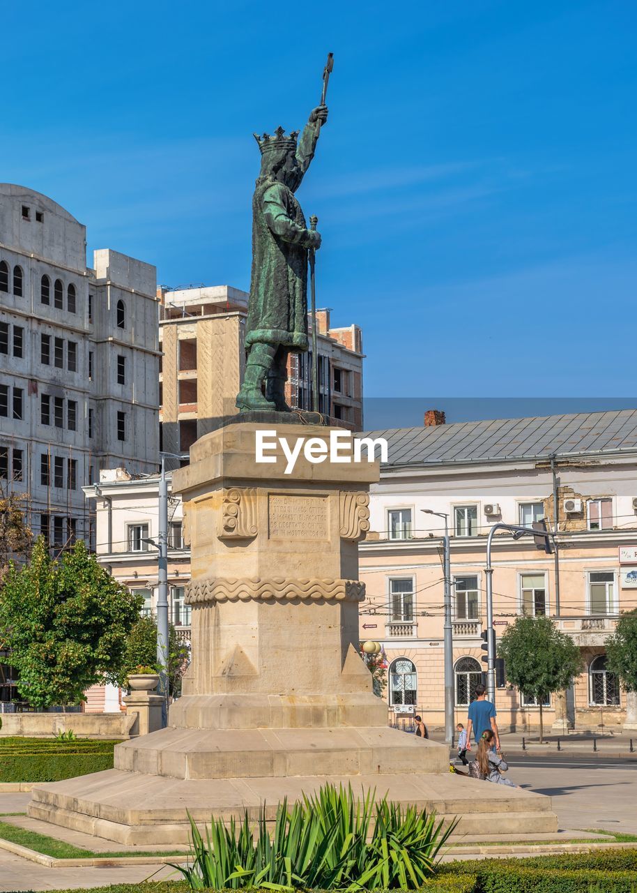 Monument to stefan cel mare in the center of chisinau, capital of moldova, on a sunny autumn day