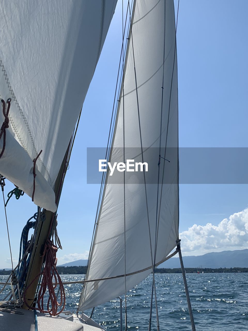 SAILBOAT IN SEA AGAINST SKY