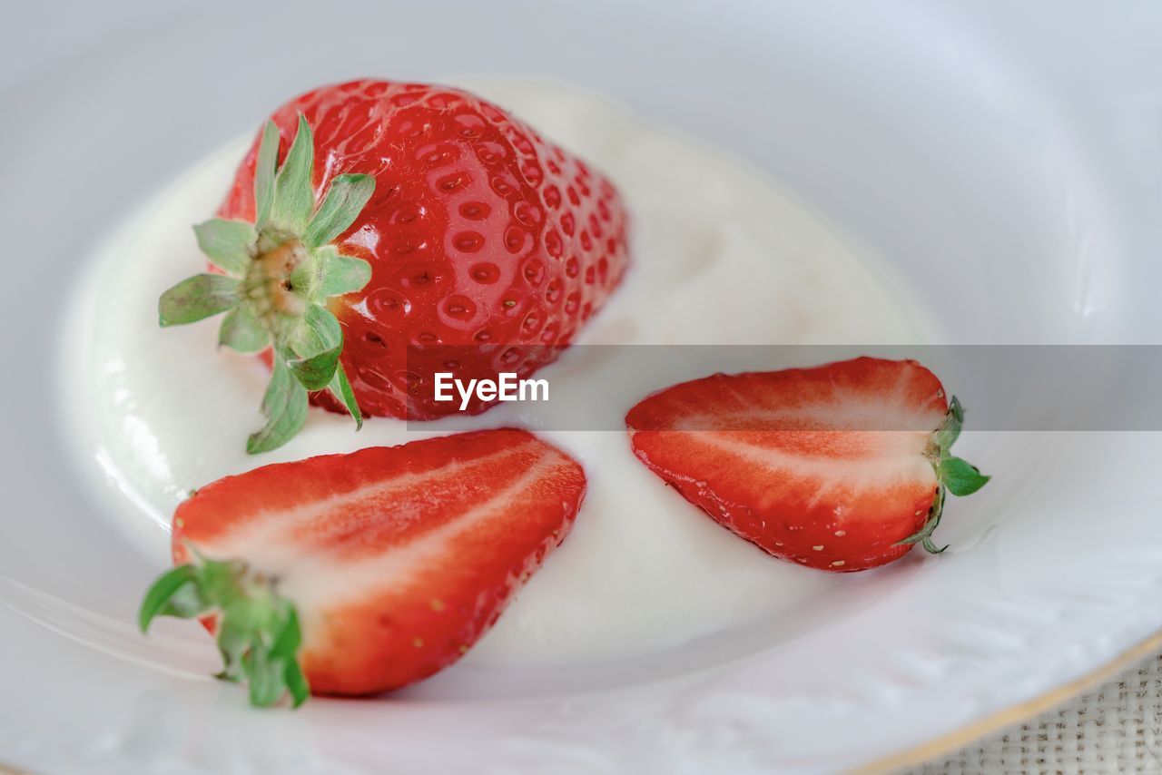 HIGH ANGLE VIEW OF STRAWBERRIES ON PLATE