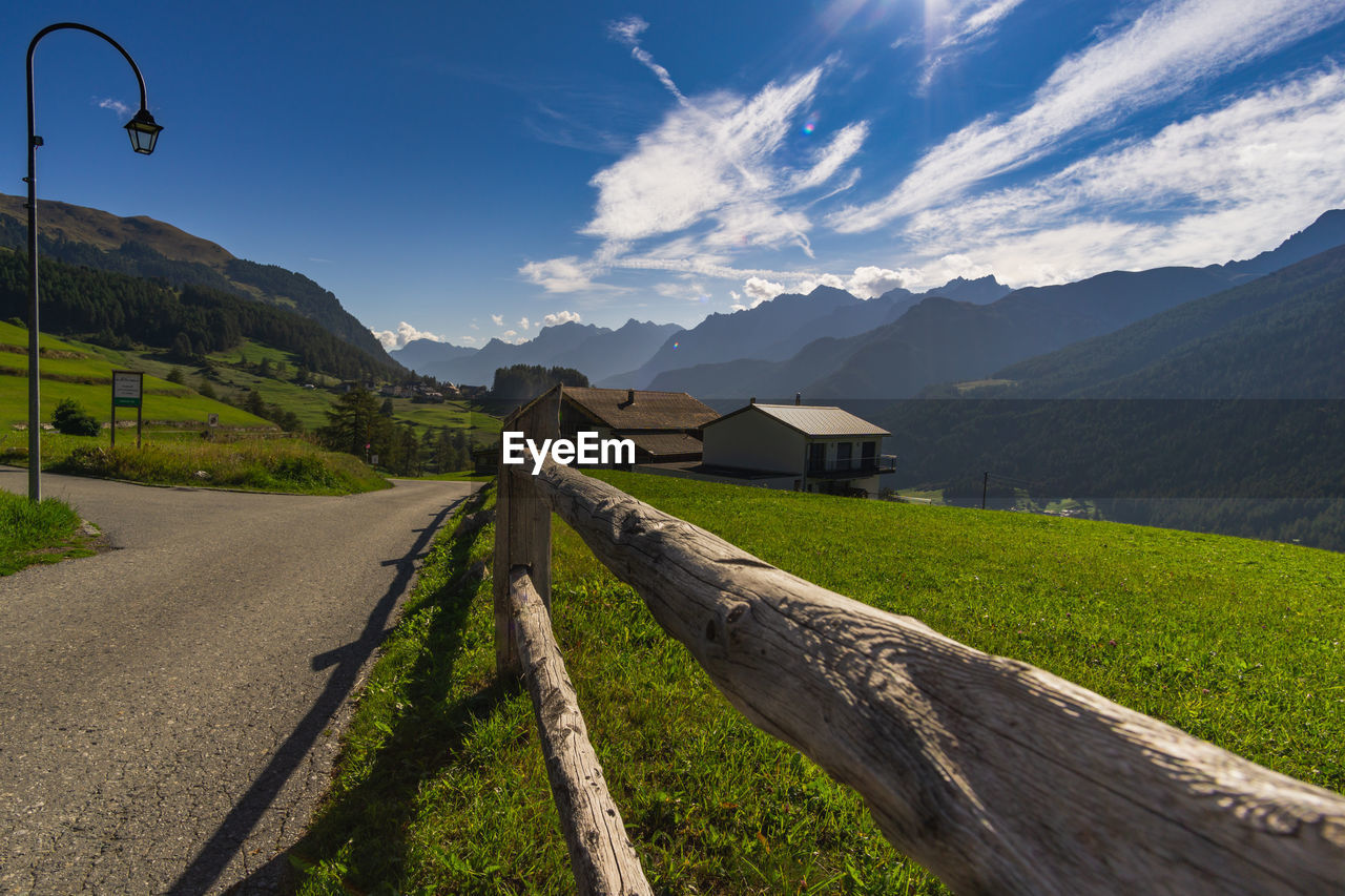 ROAD LEADING TOWARDS MOUNTAIN AGAINST SKY