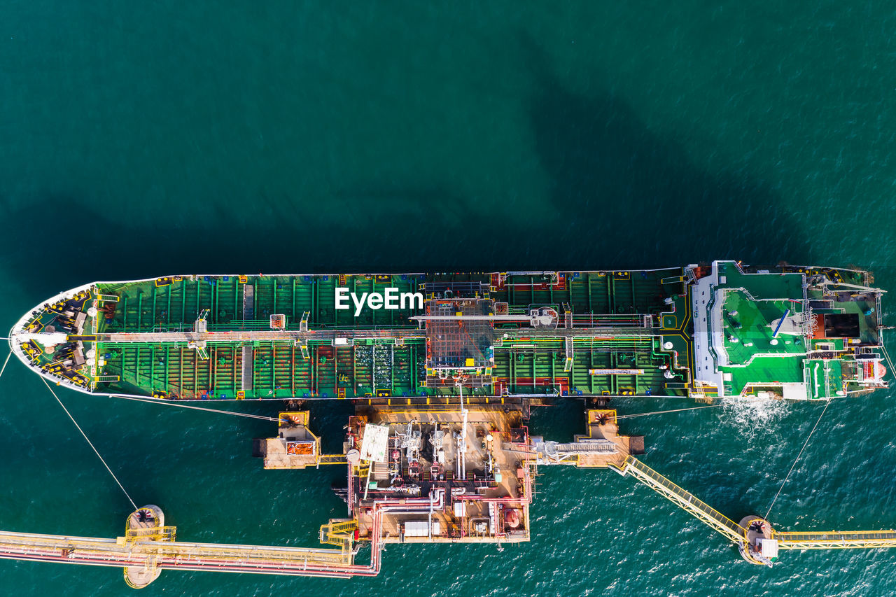 HIGH ANGLE VIEW OF BOATS MOORED AT SEA