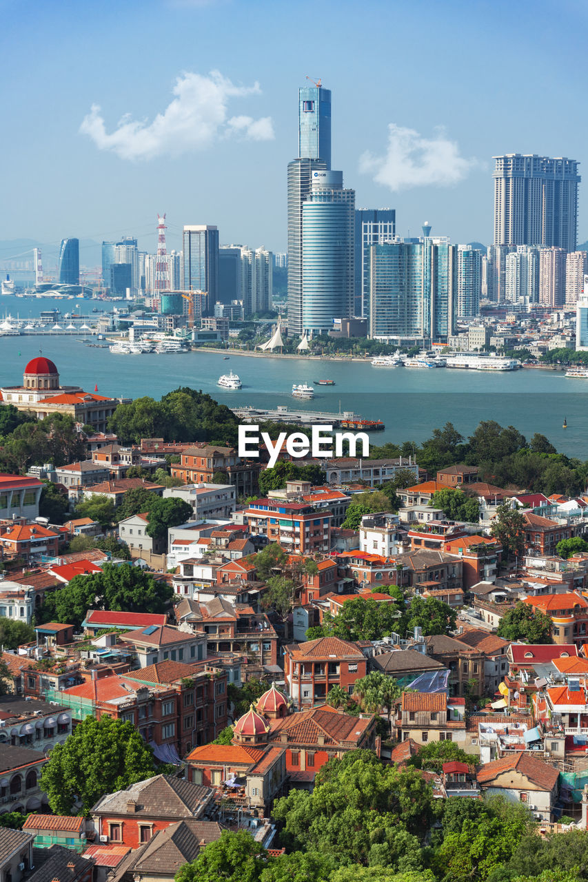 AERIAL VIEW OF BUILDINGS IN CITY