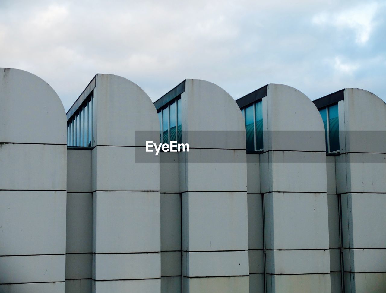 LOW ANGLE VIEW OF MODERN BUILDING AGAINST SKY