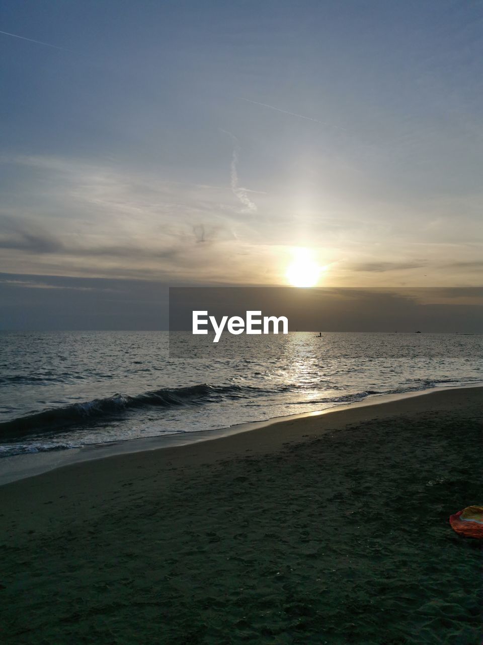 SCENIC VIEW OF SEA AGAINST SUNSET SKY