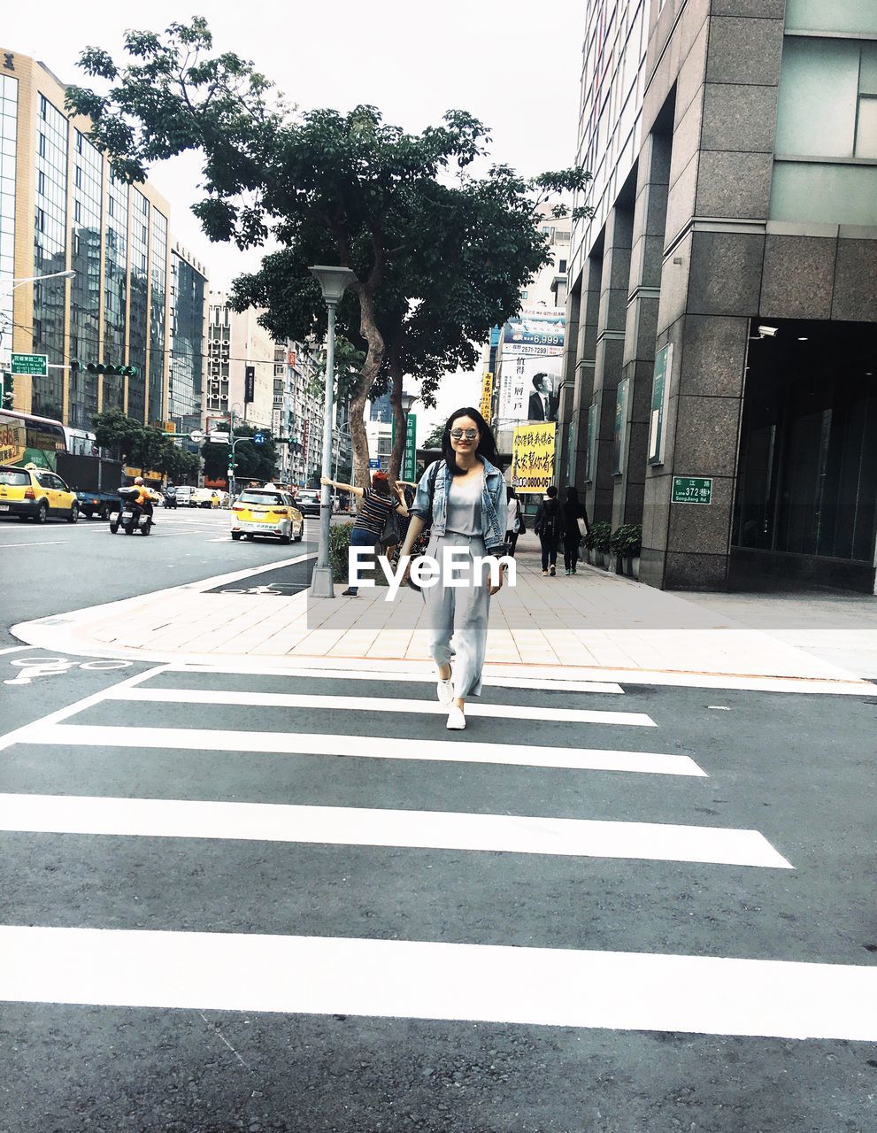 FULL LENGTH OF WOMAN WALKING ON ROAD