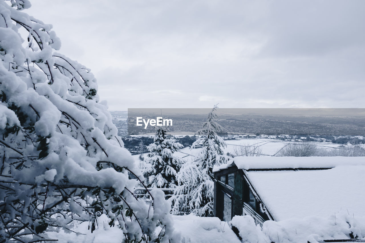 SNOW COVERED MOUNTAIN AGAINST SKY