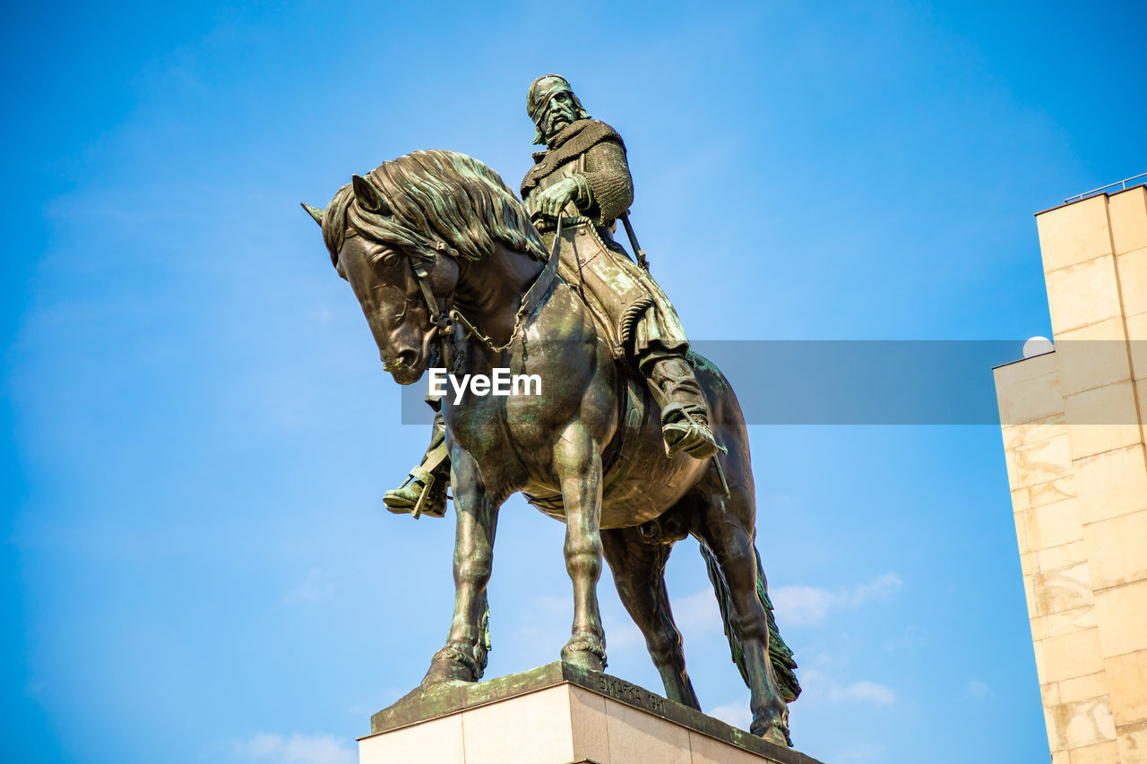 LOW ANGLE VIEW OF STATUE AGAINST SKY AT NIGHT