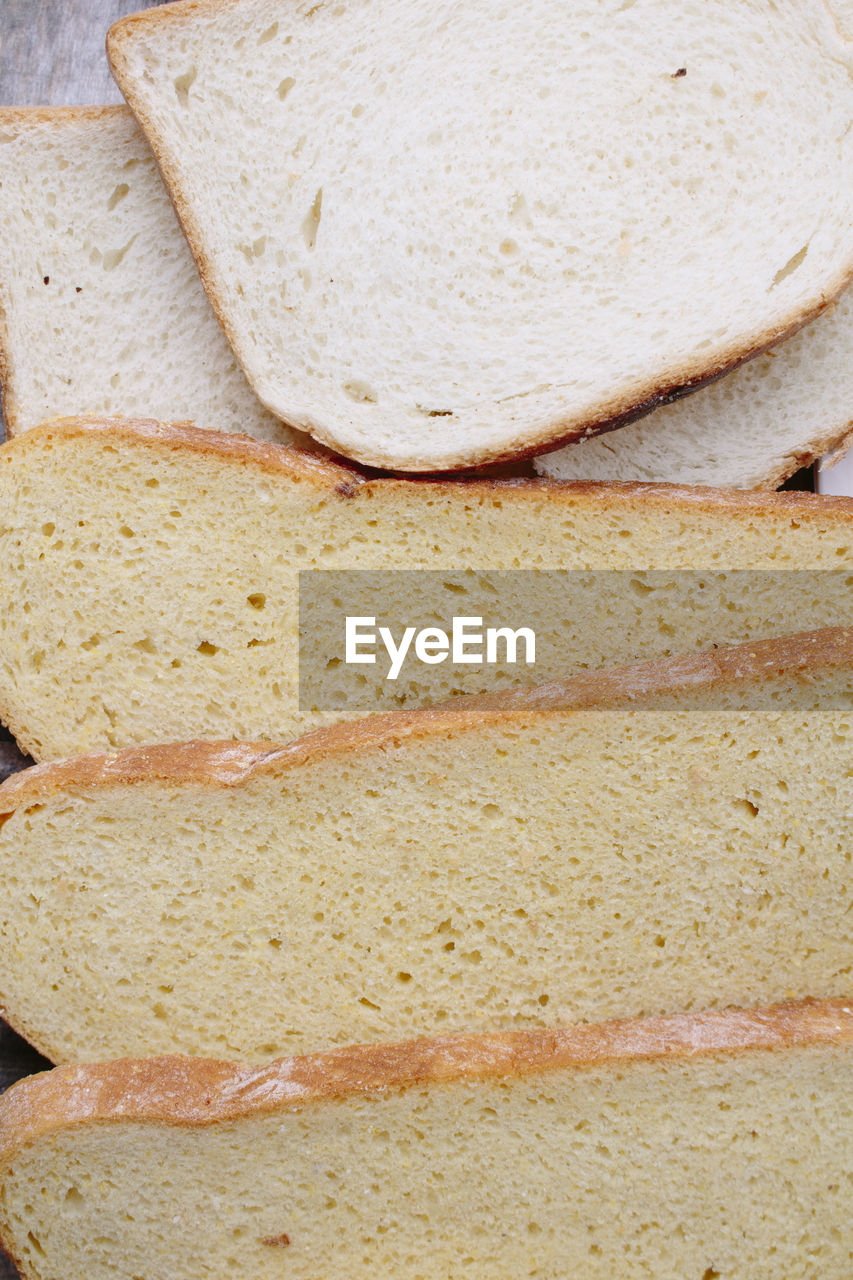 CLOSE-UP OF BREAD ON PLATE