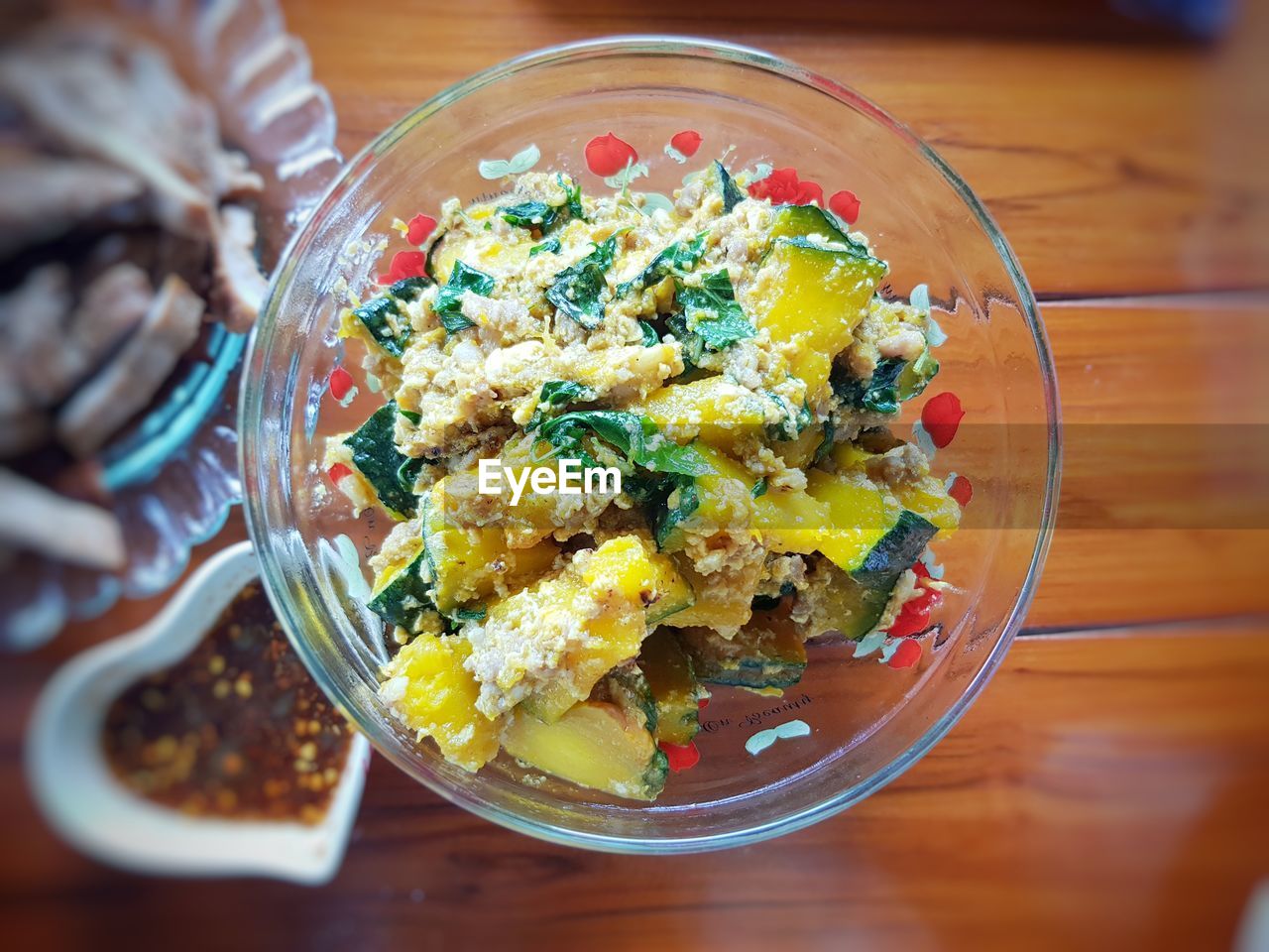 HIGH ANGLE VIEW OF FOOD ON TABLE