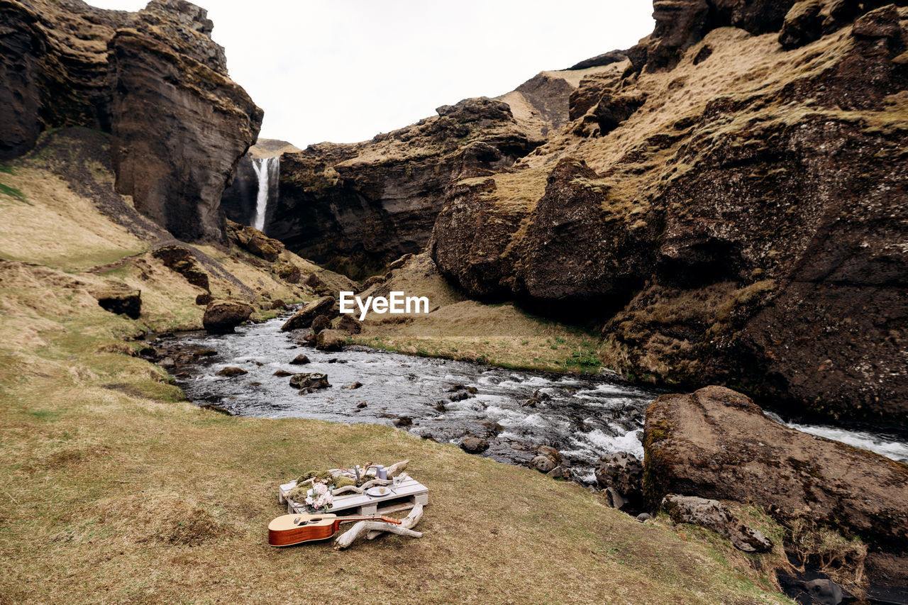 HIGH ANGLE VIEW OF ROCKS ON SHORE