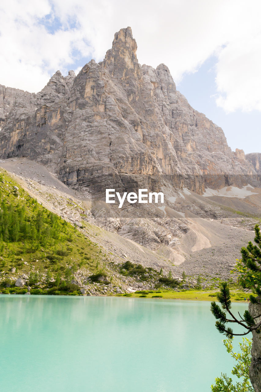 Sorapis lake and mountain