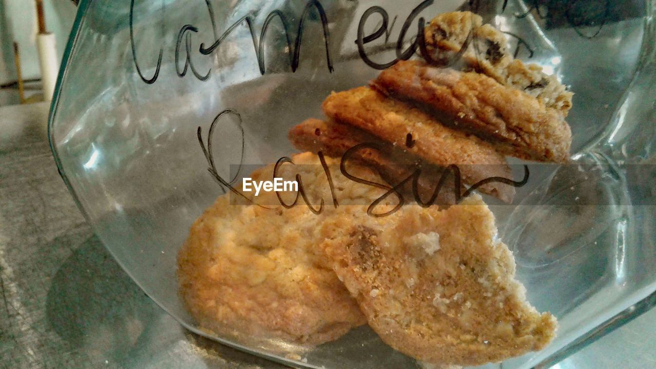 CLOSE-UP OF BREAD WITH MEAT