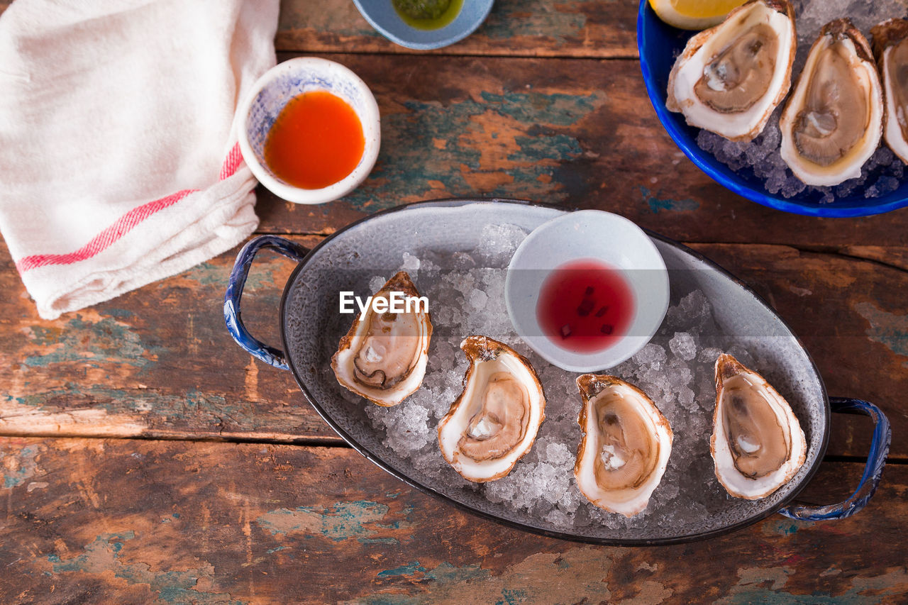 HIGH ANGLE VIEW OF BREAKFAST IN BOWL ON TABLE