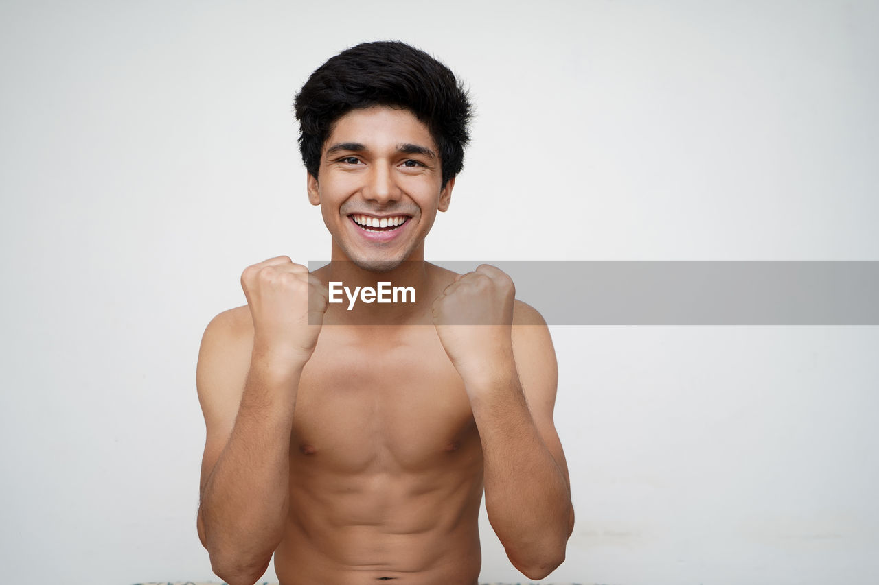 PORTRAIT OF A SMILING YOUNG MAN