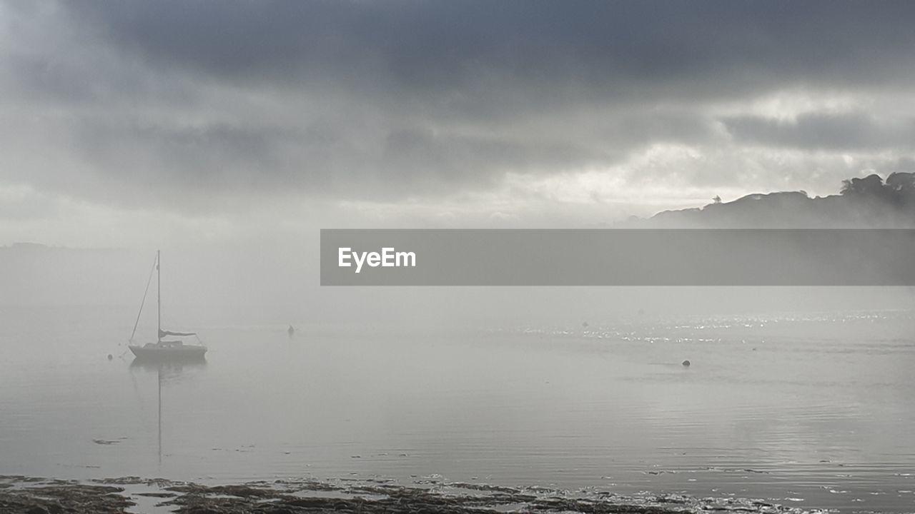 SCENIC VIEW OF SEA AGAINST SKY DURING FOGGY WEATHER