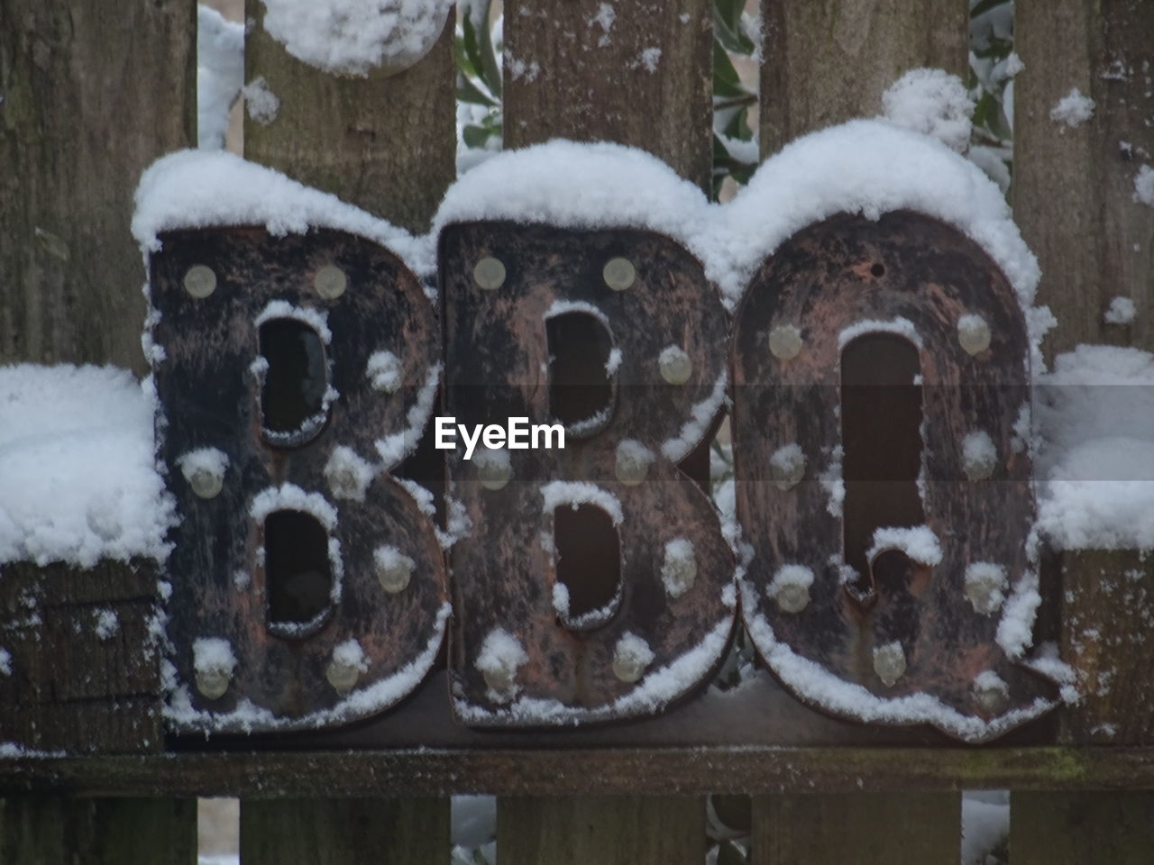 CLOSE-UP OF SNOW COVERED FENCE