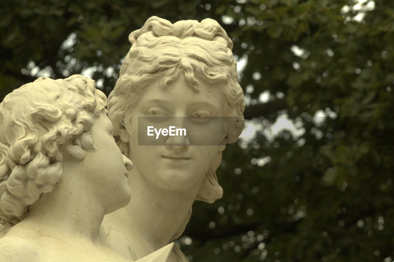 CLOSE-UP OF STATUE IN PARK