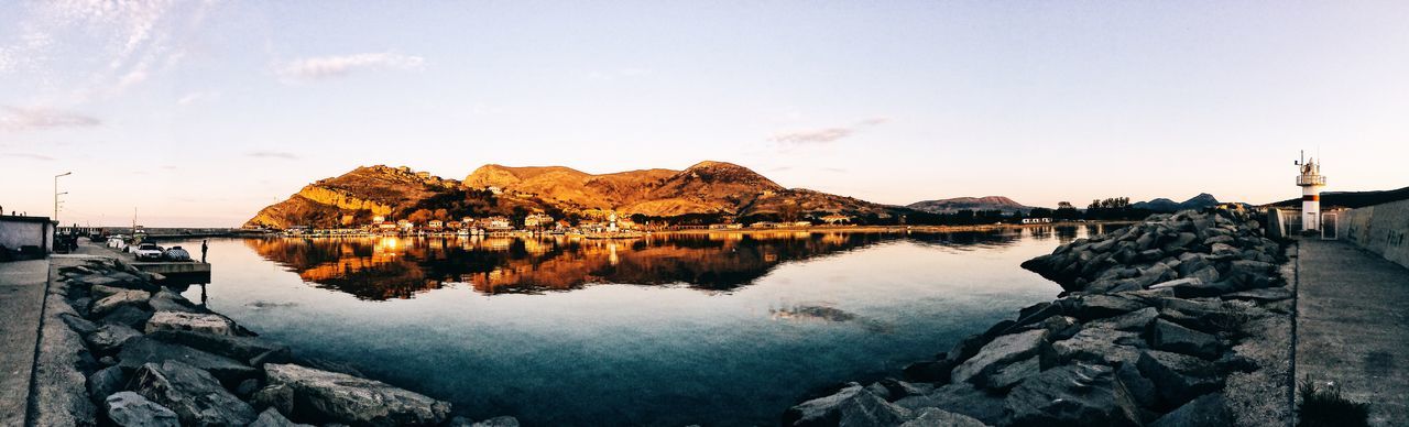 Panoramic view of lake and mountains against sky