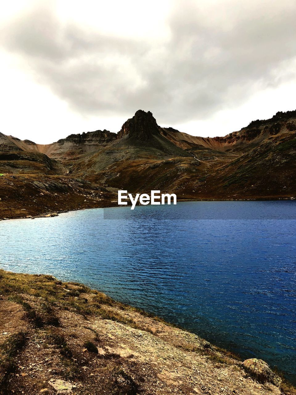 SCENIC VIEW OF LAKE AGAINST MOUNTAINS