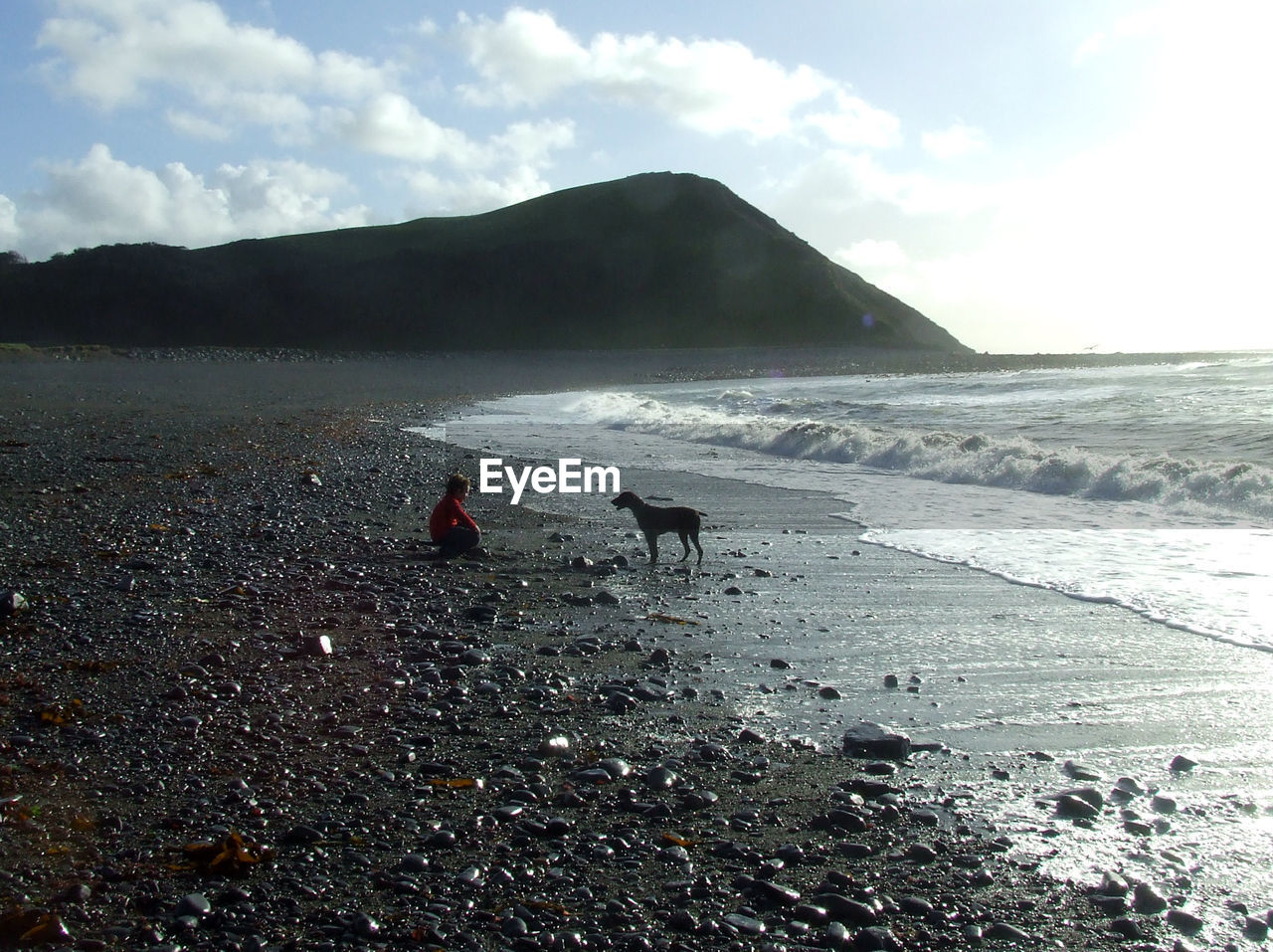 SCENIC VIEW OF SEA BY MOUNTAINS AGAINST SKY