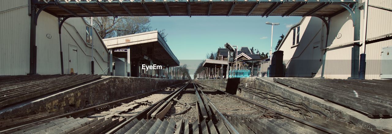 RAILROAD TRACKS AMIDST BUILDINGS IN CITY