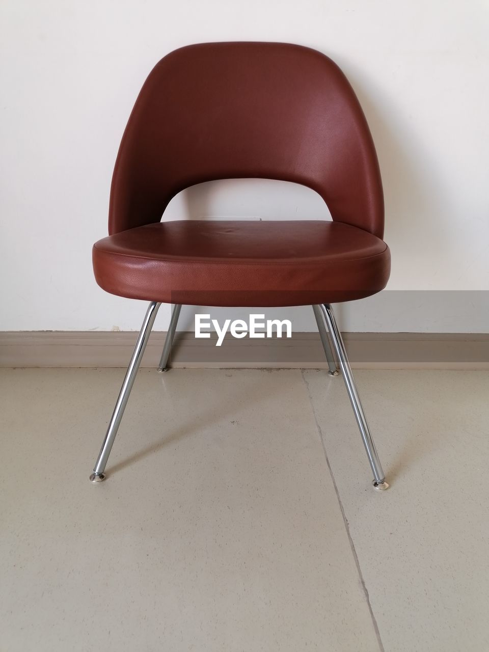 HIGH ANGLE VIEW OF EMPTY CHAIRS ON TABLE