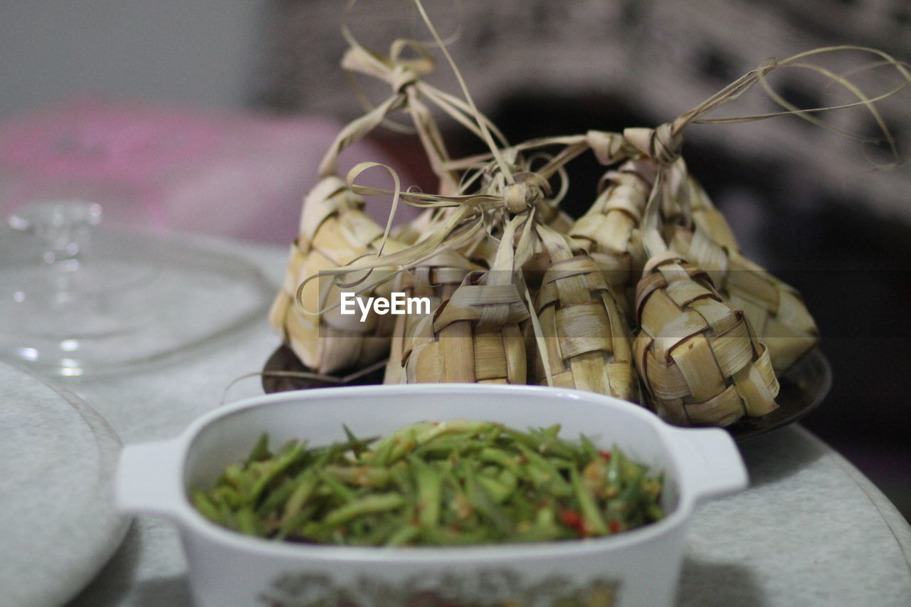 CLOSE-UP OF NOODLES IN BOWL