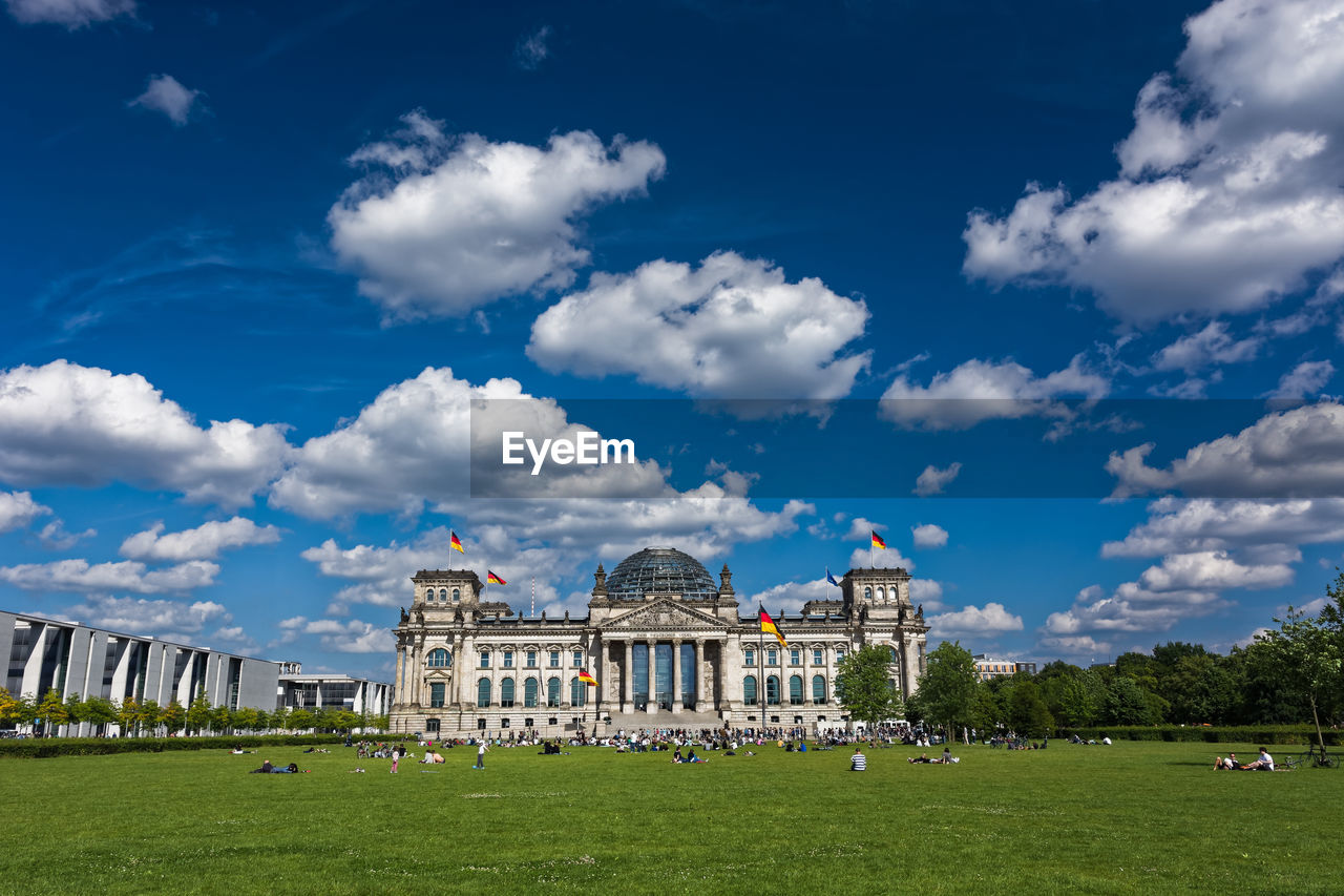 VIEW OF BUILDINGS AGAINST CLOUDY SKY