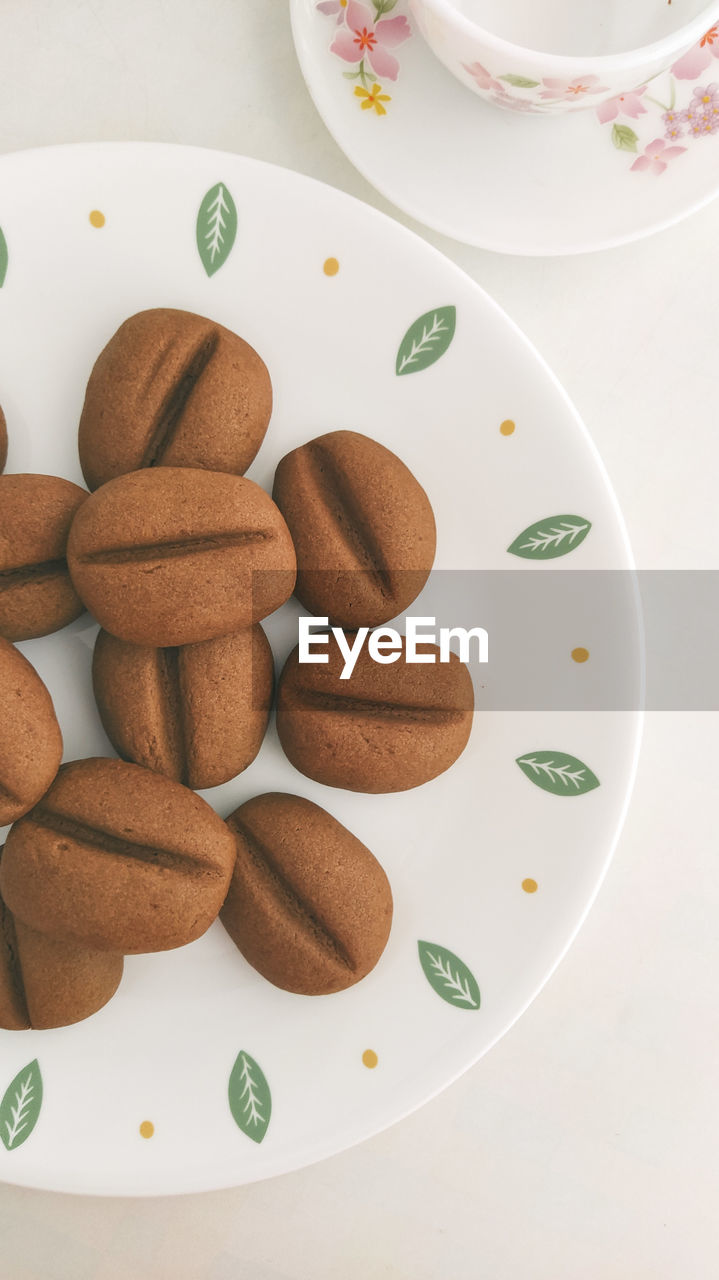 DIRECTLY ABOVE SHOT OF COOKIES IN PLATE